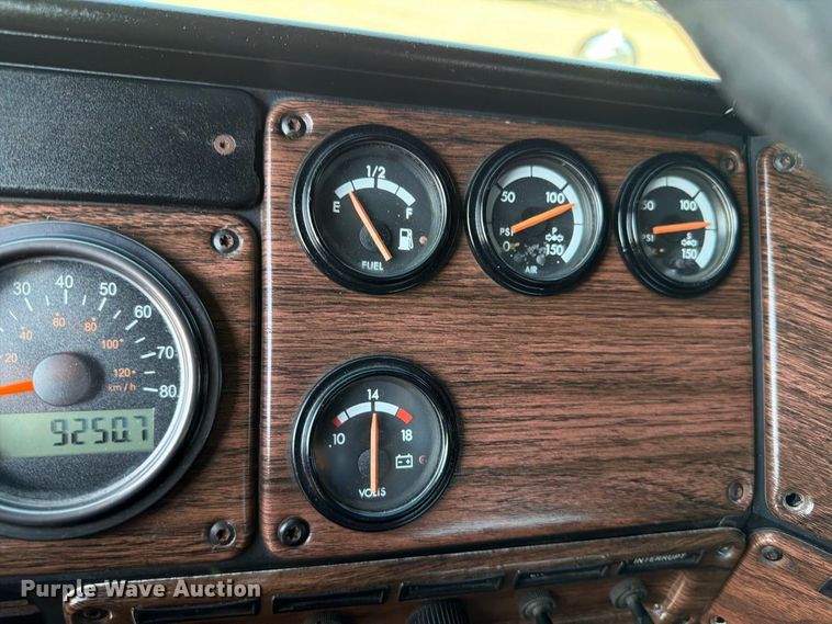 image for item FB5137 2000 Freightliner FLD120 semi truck