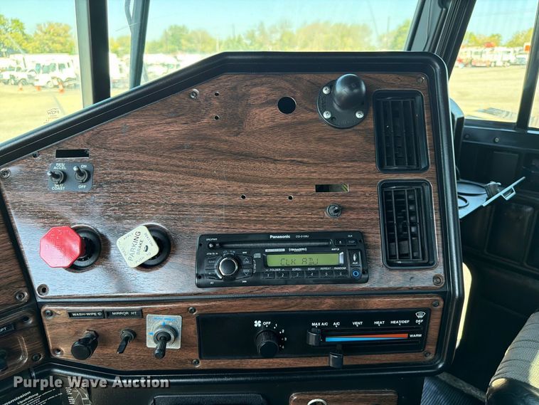 image for item FB5137 2000 Freightliner FLD120 semi truck