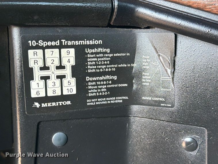 image for item FB5137 2000 Freightliner FLD120 semi truck