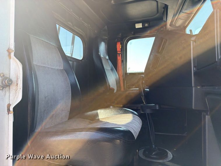 image for item FB5137 2000 Freightliner FLD120 semi truck