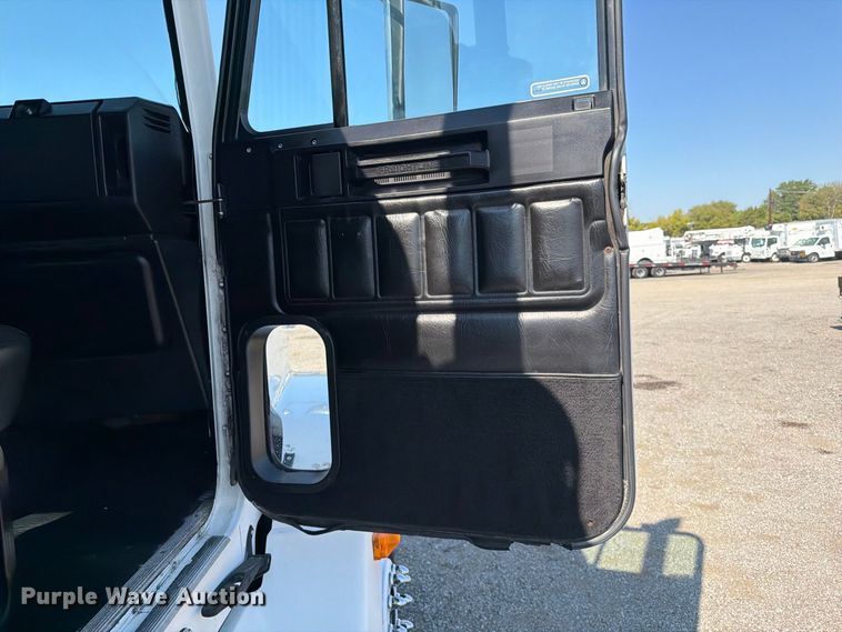 image for item FB5137 2000 Freightliner FLD120 semi truck
