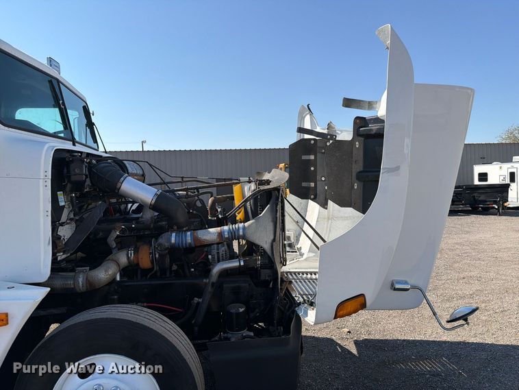 image for item FB5137 2000 Freightliner FLD120 semi truck