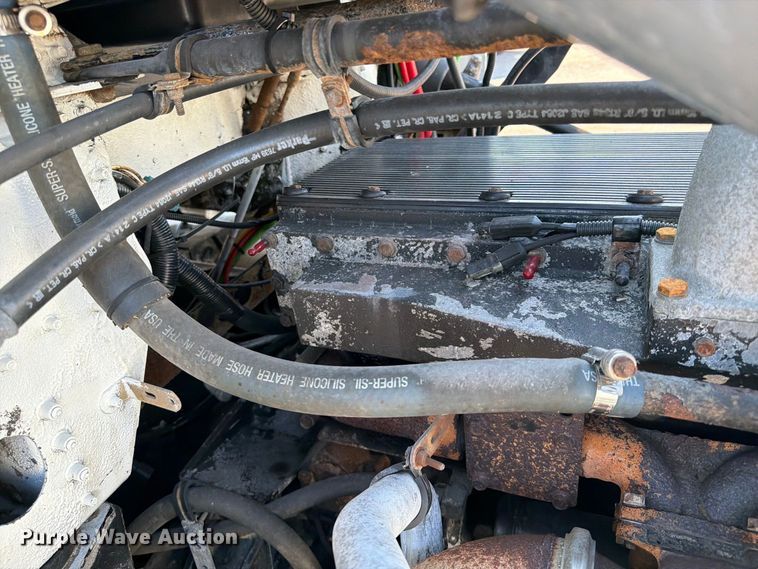 image for item FB5137 2000 Freightliner FLD120 semi truck