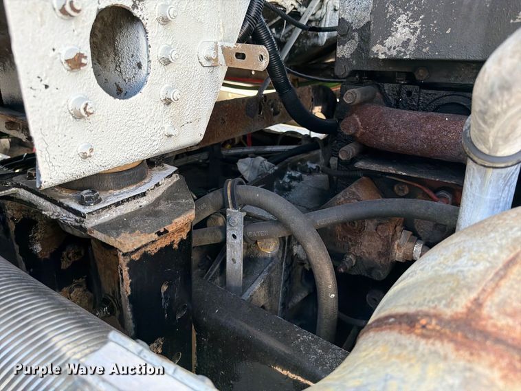 image for item FB5137 2000 Freightliner FLD120 semi truck