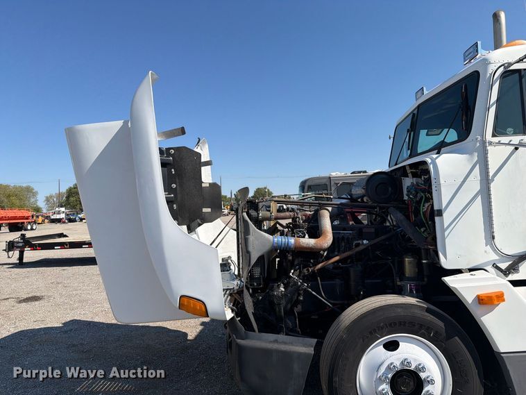 image for item FB5137 2000 Freightliner FLD120 semi truck