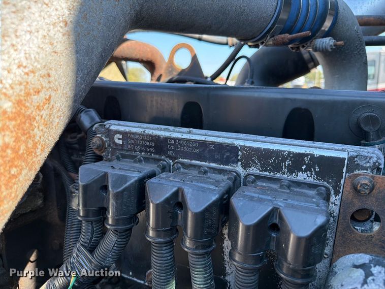 image for item FB5137 2000 Freightliner FLD120 semi truck