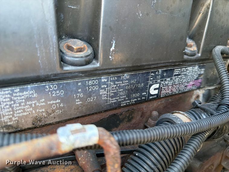 image for item FB5137 2000 Freightliner FLD120 semi truck