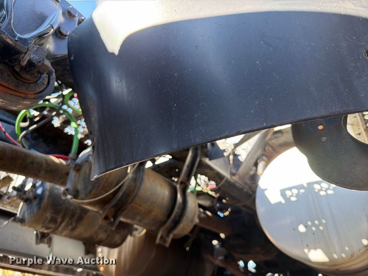 image for item FB5137 2000 Freightliner FLD120 semi truck