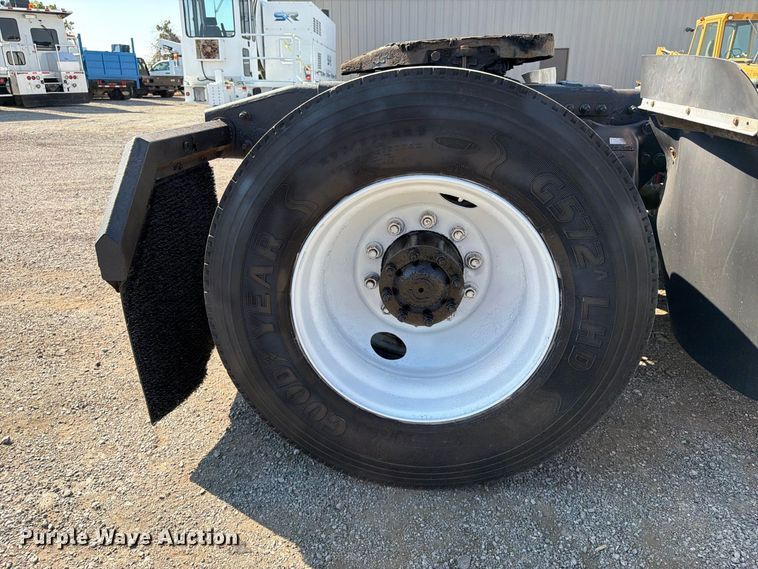 image for item FB5137 2000 Freightliner FLD120 semi truck