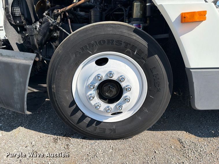 image for item FB5137 2000 Freightliner FLD120 semi truck
