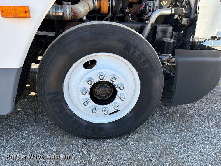 image for item FB5137 2000 Freightliner FLD120 semi truck
