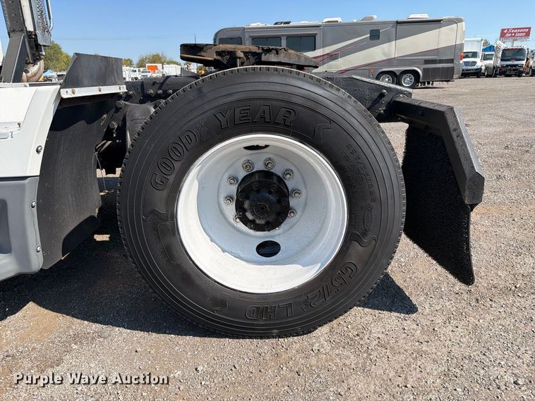 image for item FB5137 2000 Freightliner FLD120 semi truck