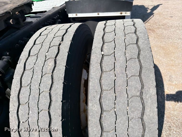 image for item FB5137 2000 Freightliner FLD120 semi truck