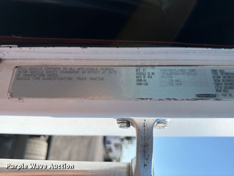 image for item FB5137 2000 Freightliner FLD120 semi truck