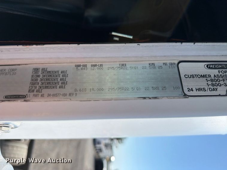 image for item FB5137 2000 Freightliner FLD120 semi truck
