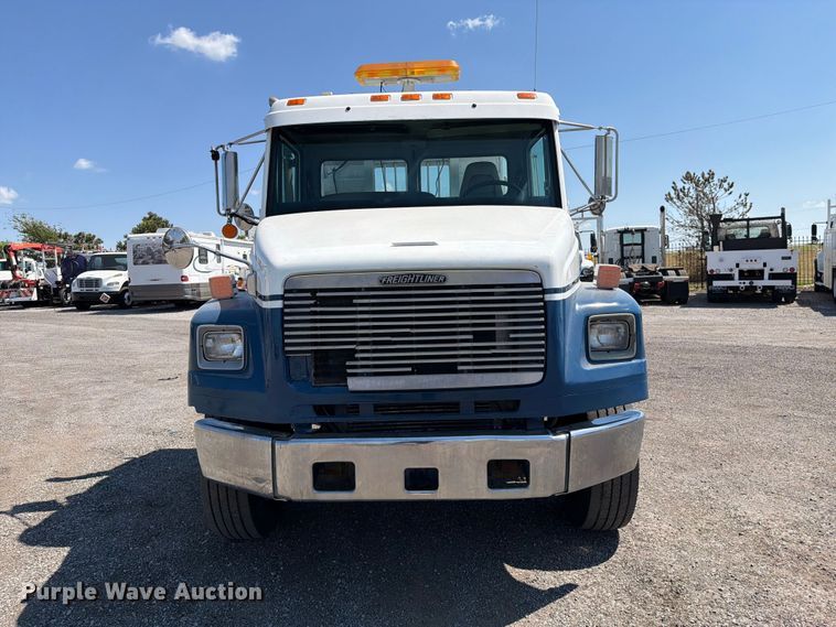 image for item FB5138 1995 Freightliner FL106 semi truck