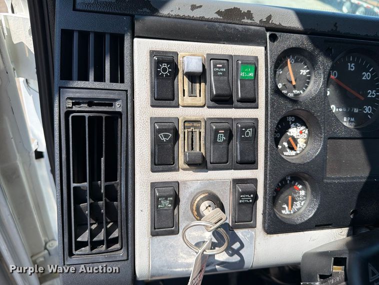 image for item FB5138 1995 Freightliner FL106 semi truck