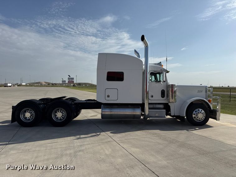 image for item FB6944 2003 Peterbilt 379 semi truck