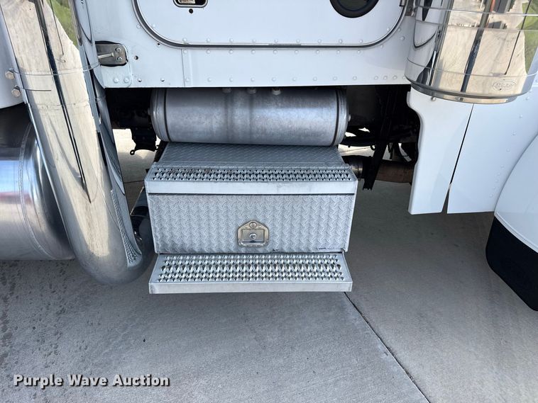 image for item FB6944 2003 Peterbilt 379 semi truck