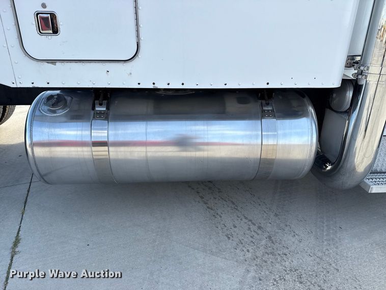 image for item FB6944 2003 Peterbilt 379 semi truck
