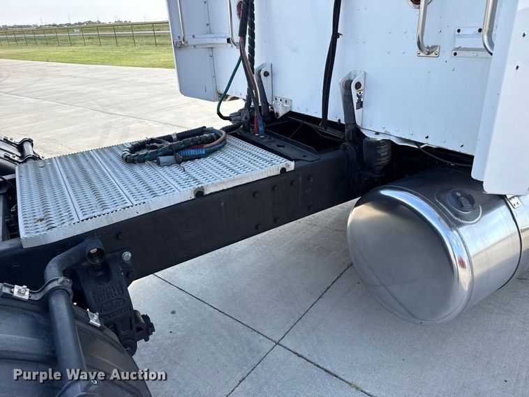 image for item FB6944 2003 Peterbilt 379 semi truck