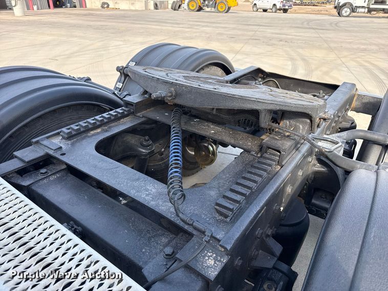 image for item FB6944 2003 Peterbilt 379 semi truck