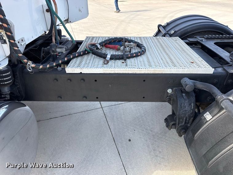 image for item FB6944 2003 Peterbilt 379 semi truck