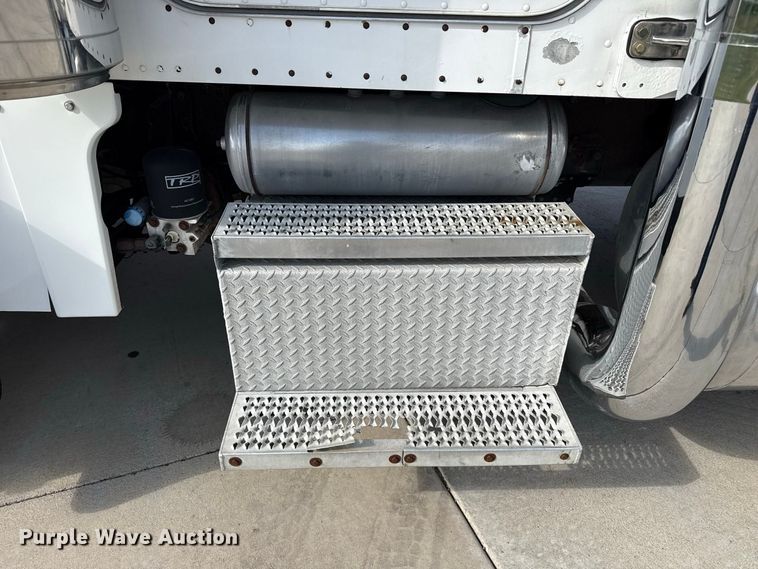 image for item FB6944 2003 Peterbilt 379 semi truck