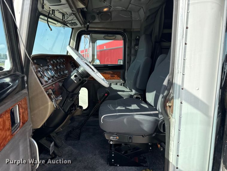 image for item FB6944 2003 Peterbilt 379 semi truck