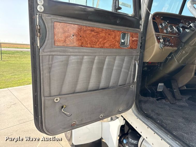 image for item FB6944 2003 Peterbilt 379 semi truck