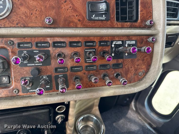 image for item FB6944 2003 Peterbilt 379 semi truck