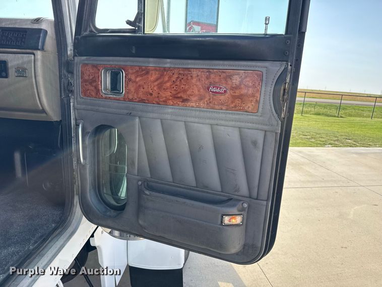 image for item FB6944 2003 Peterbilt 379 semi truck