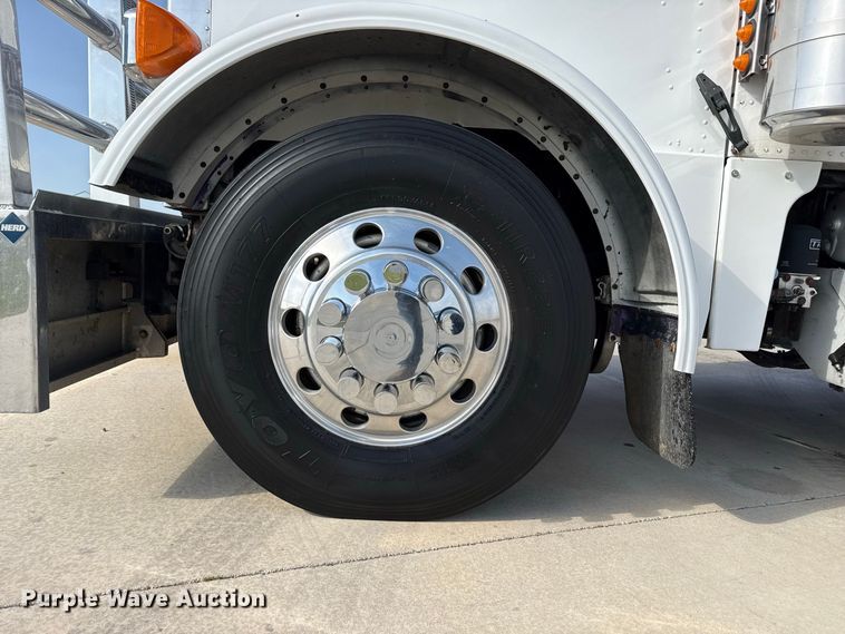 image for item FB6944 2003 Peterbilt 379 semi truck