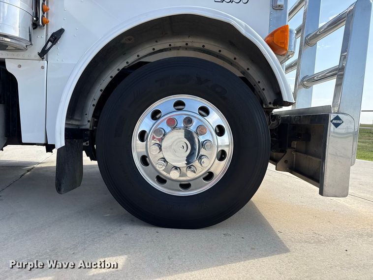 image for item FB6944 2003 Peterbilt 379 semi truck