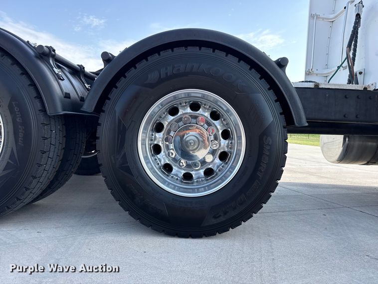 image for item FB6944 2003 Peterbilt 379 semi truck