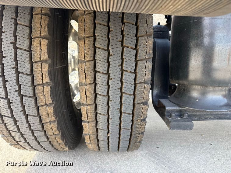 image for item FB6944 2003 Peterbilt 379 semi truck
