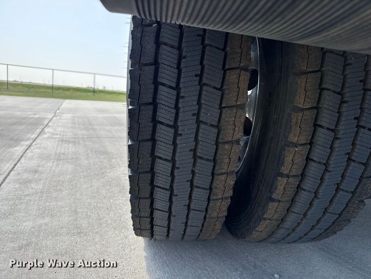image for item FB6944 2003 Peterbilt 379 semi truck