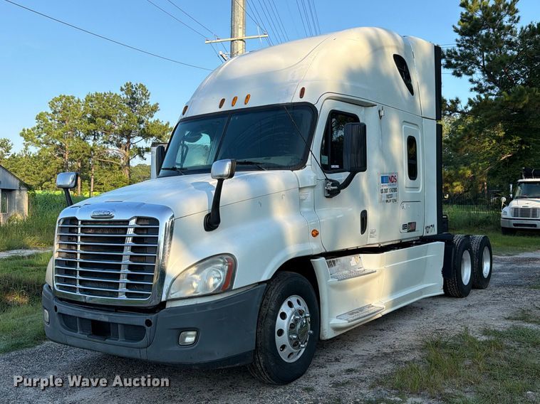 2013 Freightliner Cascadia semi truck