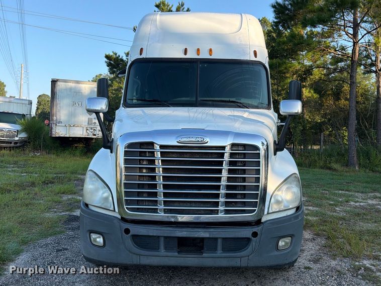 image for item FB8311 2013 Freightliner Cascadia semi truck