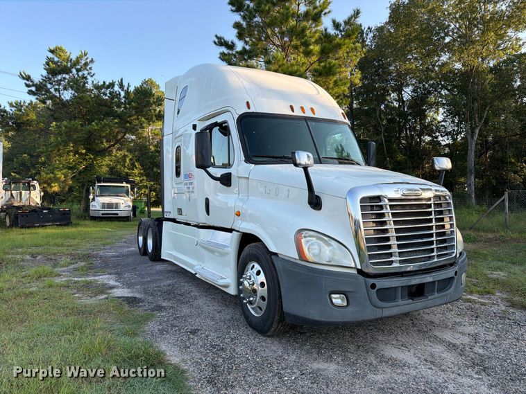 image for item FB8311 2013 Freightliner Cascadia semi truck