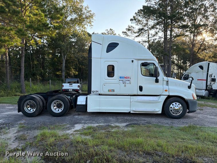 image for item FB8311 2013 Freightliner Cascadia semi truck
