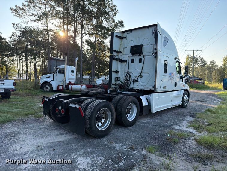 image for item FB8311 2013 Freightliner Cascadia semi truck