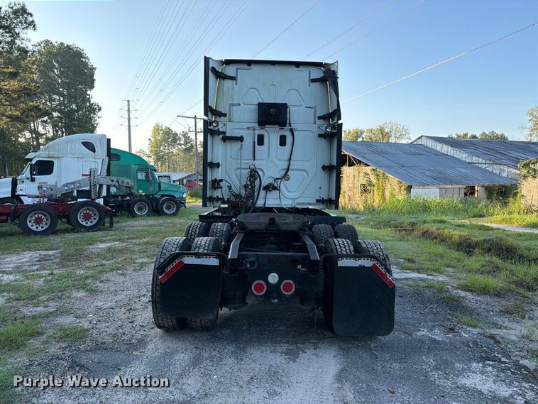 image for item FB8311 2013 Freightliner Cascadia semi truck