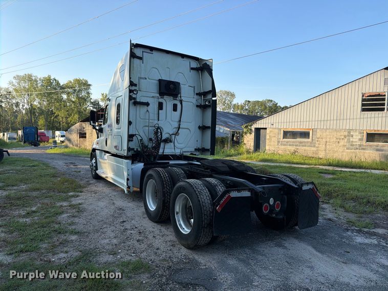 image for item FB8311 2013 Freightliner Cascadia semi truck