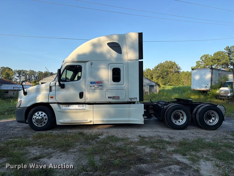 image for item FB8311 2013 Freightliner Cascadia semi truck
