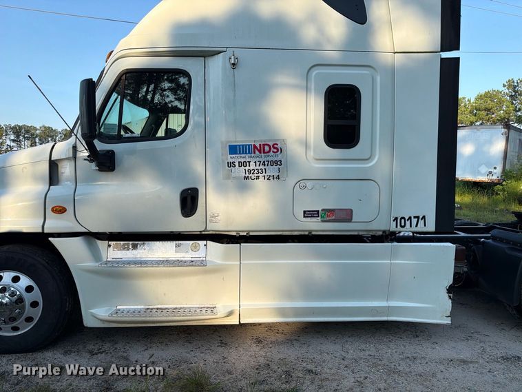 image for item FB8311 2013 Freightliner Cascadia semi truck