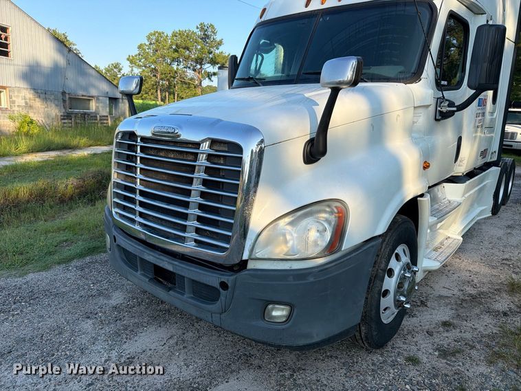 image for item FB8311 2013 Freightliner Cascadia semi truck