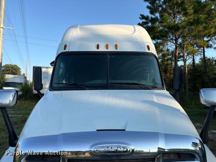 image for item FB8311 2013 Freightliner Cascadia semi truck
