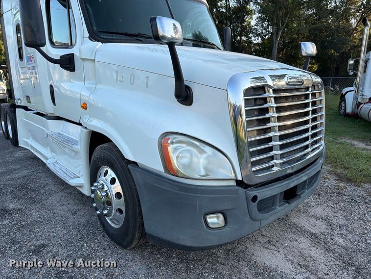 image for item FB8311 2013 Freightliner Cascadia semi truck