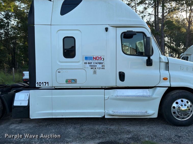 image for item FB8311 2013 Freightliner Cascadia semi truck